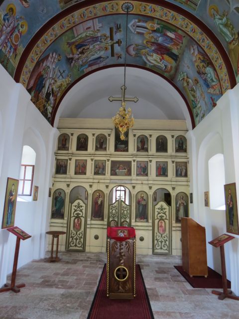 Interior de uma das igrejinhas do vilarejo de Sveti Stefan