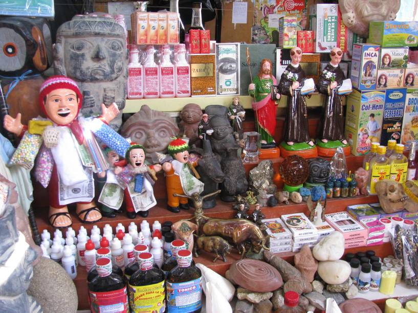 Produtos expostos em barraca na pitoresca Feira das Bruxas, em Chiclayo