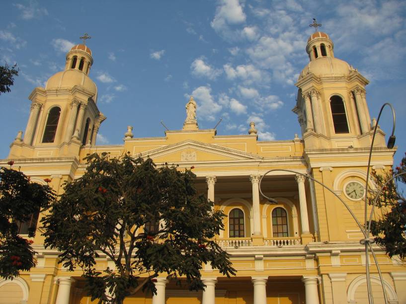 Catedral de <a href="http://viajeaqui.abril.com.br/cidades/peru-chiclayo" rel="Chiclayo" target="_blank">Chiclayo</a>; a cidade ao norte do Peru é conhecida no país como a "Capital da Amizade". Três aspectos enchem os amistosos chiclayanos de orgulho: o king kong (doce tipo alfajor de manjar branco, amendoim e abacaxi), o Juan Aurich (time de futebol apelidado de "Ciclone do Norte", campeão peruano em 2011) e seus antepassados (as culturas pré-colombianas que povoaram a região)
