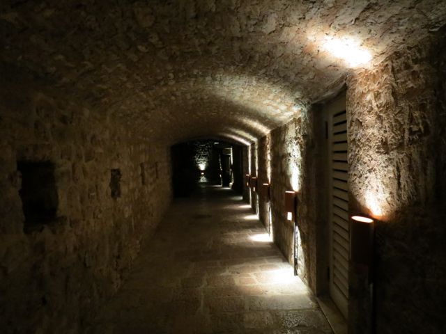 Um dos "túneis" do vilarejo medieval