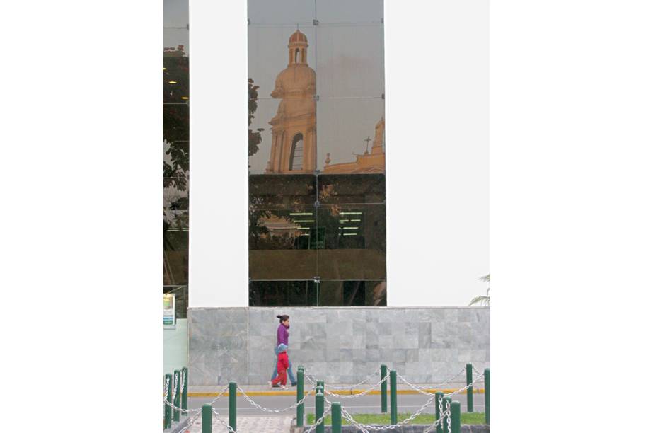 Catedral de <a href="http://viajeaqui.abril.com.br/cidades/peru-chiclayo" rel="Chiclayo" target="_blank">Chiclayo</a> refletida na fachada envidraçada de um banco; a cidade oferece a melhor infraestrutura da região, com opções de hotéis e restaurantes, o que faz dela a porta de entrada para explorar o pedaço, espécie de parque de diversões para os fãs de arqueologia. O eixo Chiclayo-Trujillo guarda os principais templos e construções das culturas moche (mochica), chimú e sicán (lambayeque), anteriores ao domínio inca