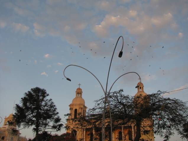 Praça central de <a href="http://viajeaqui.abril.com.br/cidades/peru-chiclayo" rel="Chiclayo" target="_blank">Chiclayo</a>, norte do Peru