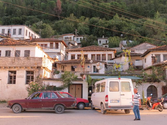 Em Berat, rebobinando duas décadas