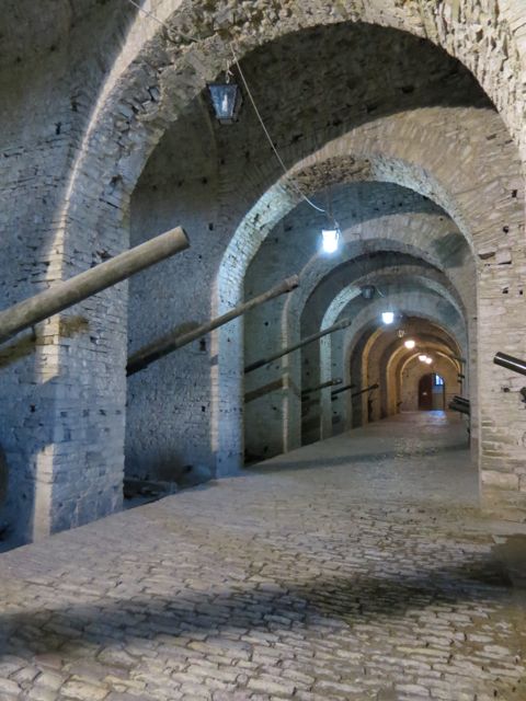 Canhões no interior da fortaleza