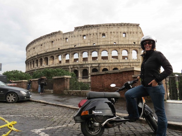 Adriana Setti posa ao lado de Vespa em frente ao Coliseu em Roma