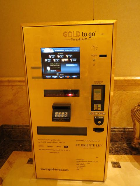 Caixa eletrônico que solta barras de ouro (!!!) no saguão do Emirates Palace, em Abu Dhabi