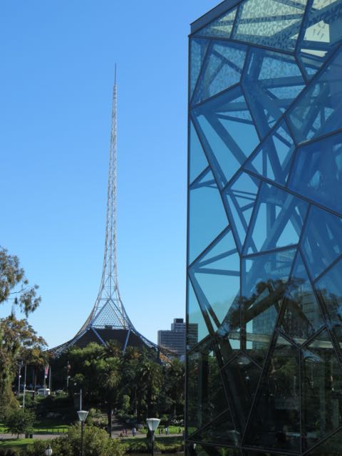 Detalhes da arquitwtura high-tech de Melbourne em contraste com...