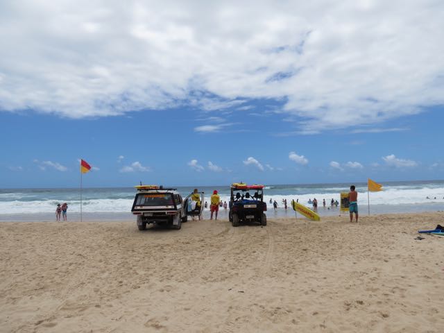 Sunshine Beach, o bicho pegando no mar e o arsenal de salvamento básico, típico de grande parte das praias australianas