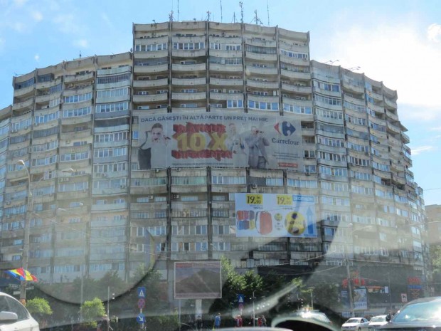 Prédio podre caindo aos pedaços fora do centro da cidade (a foto está igualmente podre, com o reflexo do vidro do carro, mas dá pra ter uma noção)