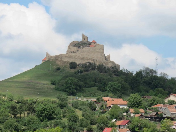 Cidadezinha medieval no topo de uma colina anônima, no caminho entre Sibiu e Sighisoara