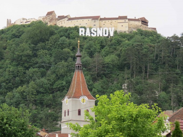 O letreiro estilo "Hollywood" também na cidade vizinha de Rasov.