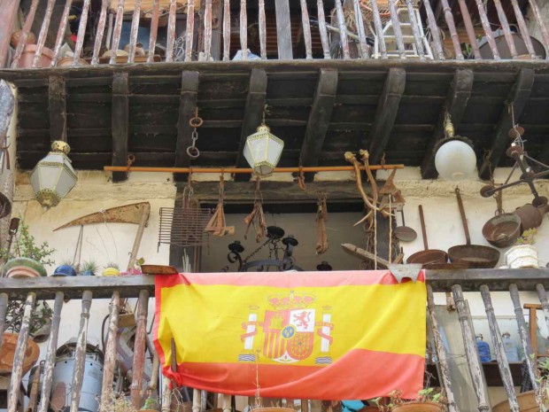 Varanda com objetos de outros tempos e a bandeira espanhola