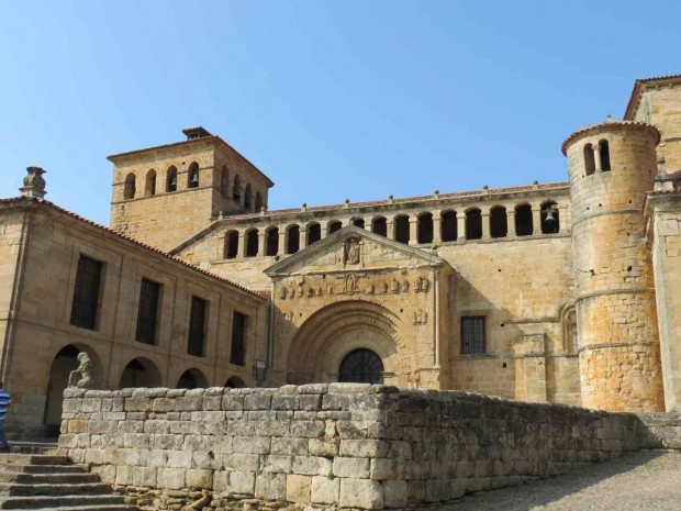 Colegiata de Santa Juliana: igreja românica do século 12