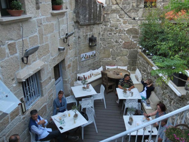 Restaurante escondidinho entre paredes medievais
