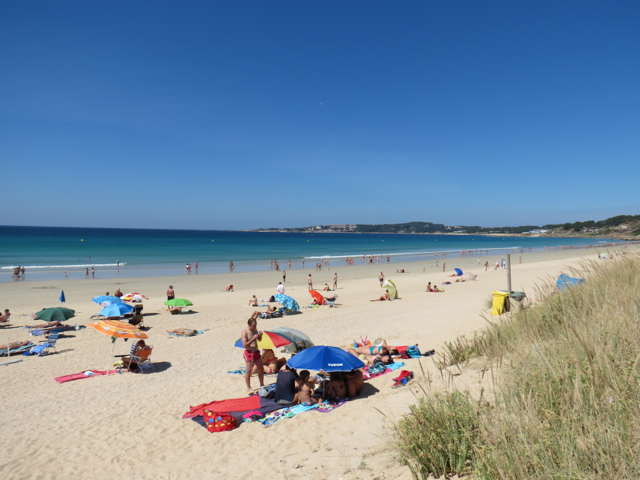 Praia da Lanzada, na Galícia, no auge da "lotação" de verão