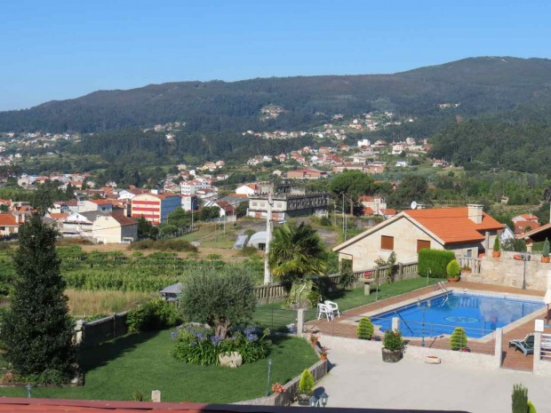 O terreno do hotel, com uma bela piscina e rodeado de parreiras e milharais