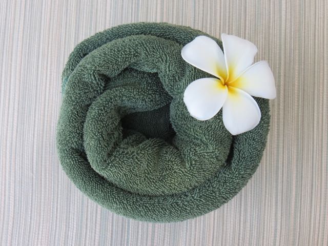 Delicadeza fijiana: florzinha nas toalhas nas espreguiçadeiras ao redor da piscina