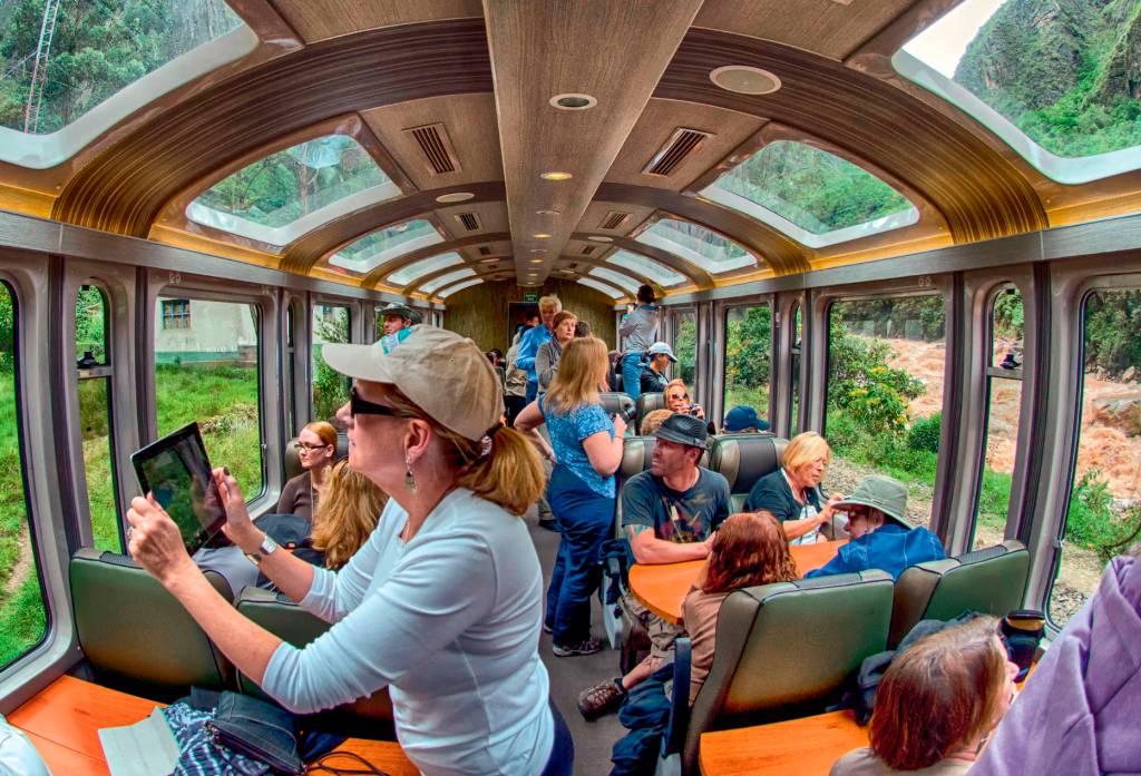 BEM NA FOTO: Trem de Vistadome, a caminho de Machu Picchu