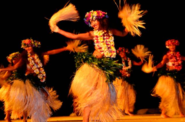 Danças típicas polinésias fazem parte da programação noturna de muitos resorts e hotéis tahitianos
