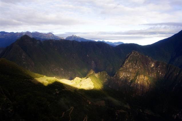 Intipunku, em quéchua, significa Porta do Sol. Depois de três dias de caminhada na Trilha Inca, é deste ponto que os turistas vislumbram Machu Picchu pela primeira vez. Eles procuram chegar à Porta do Sol com a alvorada Pouco a pouco a cidadela de pedra vai ficando dourada com os primeiros raios de sol. Um espetáculo diário.