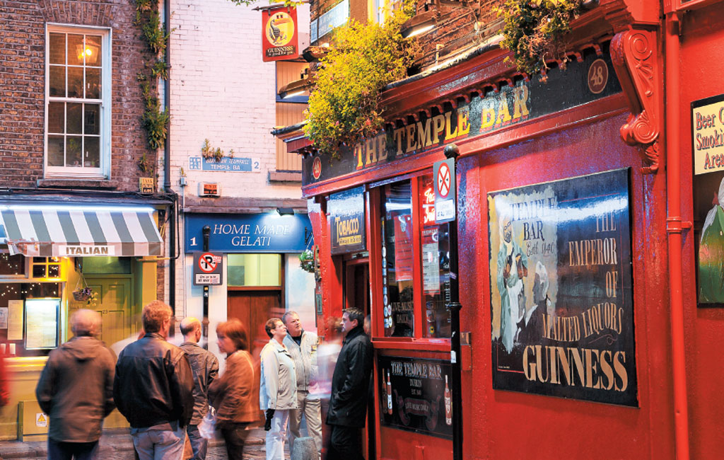 Rua de pubs em Dublin, na Irlanda