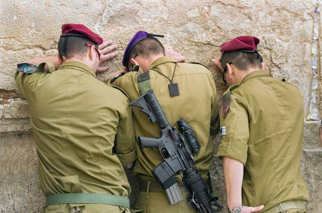Uma cena comum na cidade: soldados rezam no Muro das Lamentações