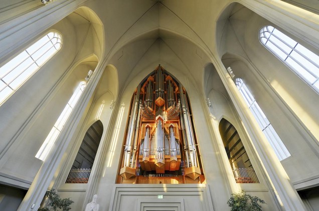 O altar da igreja luterana Hallgrimskirkja
