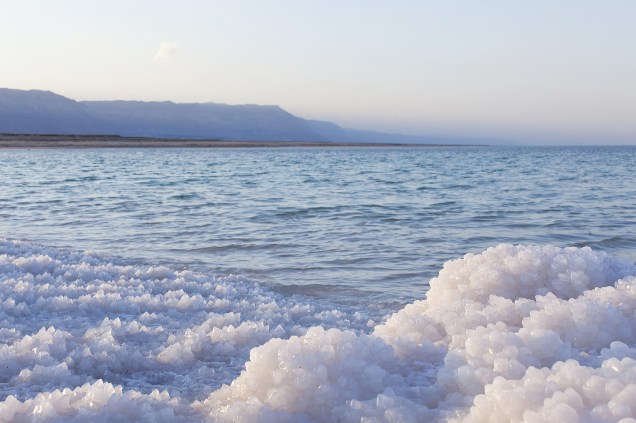 Em alguns pontos, o sal acumulado no Mar Morto assemelha-se a uma paisagem coberta de neve