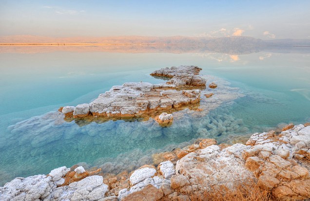 Apesar da aparência de lagoa, o Mar Morto tem medidas continentais: são 60 quilômetros de comprimento, por 15 quilômetros de largura e 306 metros de profundida, em seu ponto mais fundo