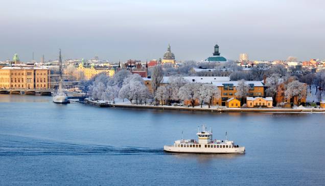 <strong><a href="http://viajeaqui.abril.com.br/cidades/suecia-estocolmo" rel="Estocolmo" target="_blank">Estocolmo</a>, <a href="http://viajeaqui.abril.com.br/paises/suecia" rel="Suécia" target="_blank">Suécia</a></strong>                    Como é digno de uma cidade escandinava, Estocolmo recebe neve em abundância. O lugar também é cercado de água (do Mar Báltico, de rios e lagos), o que gera várias paisagens congeladas impressionantes. E é durante os meses mais frios que a vida cultural do país enriquece, uma vez que as pessoas costumam passar mais tempo dentro de lugares fechados. É a melhor época do ano para visitar museus, teatros e frequentar cafés e pubs
