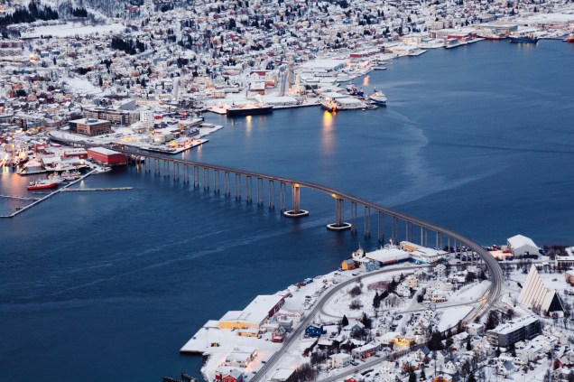 <strong>Tromsø, <a href="https://viajeaqui.abril.com.br/paises/noruega" target="_blank" rel="noopener">Noruega</a> </strong><a href="https://viajeaqui.abril.com.br/cidades/franca-paris" target="_blank" rel="noopener">Paris</a> do Norte ou Capital do Ártico são as alcunhas desta cidade. Por aí já dá para imaginar as maravilhas que a região guarda. As mais impressionantes delas são as auroras boreais. O fenômeno pode ser visto de vários lugares do mundo, porém, de forma incerta. É difícil prever quando e onde elas devem aparecer. Tromsø, sendo pertinho Circulo Polar Ártico, é um dos locais mais certeiros para se encantar com as luzes do norte. Além disso, passeios de cruzeiro são uma das atividades mais recomendadas durante a temporada