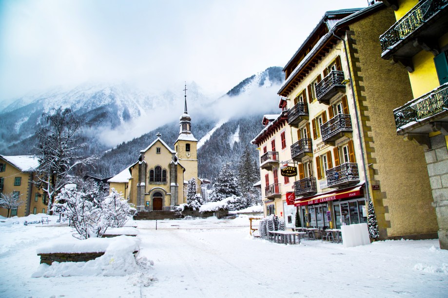 <strong><a href="https://viajeaqui.abril.com.br/materias/esqui-e-vida-selvagem-na-francesa-chamonix" target="_blank" rel="noopener">Chamonix</a>, <a href="https://viajeaqui.abril.com.br/paises/franca" target="_blank" rel="noopener">França</a></strong> O Mont Blanc é a elevação mais alta da <a href="https://viajeaqui.abril.com.br/continentes/europa" target="_blank" rel="noopener">Europa</a>. Além de pertencer à cordilheira dos <a href="https://viajeaqui.abril.com.br/cidades/franca-alpes-franceses" target="_blank" rel="noopener">Alpes Franceses</a> e ser a montanha que aparece nos chocolates Toblerone, guarda sob seus pés uma das cidades europeia mais incríveis para visitar durante o inverno. Nela, dá para esquiar em uma das melhores estações do continente e se empanturrar de comidas pra lá de boas – muito raclette, fondue, vinho... <a href="https://viajeaqui.abril.com.br/materias/esqui-e-vida-selvagem-na-francesa-chamonix" target="_blank" rel="noopener">+ A estação francesa de Chamonix é uma das mais roots dos Alpes na Europa</a>