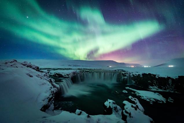 <strong>Goðafoss, <a href="http://viajeaqui.abril.com.br/paises/islandia" target="_blank" rel="noopener">Islândia</a></strong> A Islândia guarda milhares de quedas d’água. Uma das mais famosas é a Goðafoss, conhecida como Cachoeira dos Deuses. Durante o inverno, sua paisagem impressiona pela inospitalidade de seu entorno, que compreende grandes blocos de gelo - anteriormente água corrente – e uma camada de neve funda e pesada
