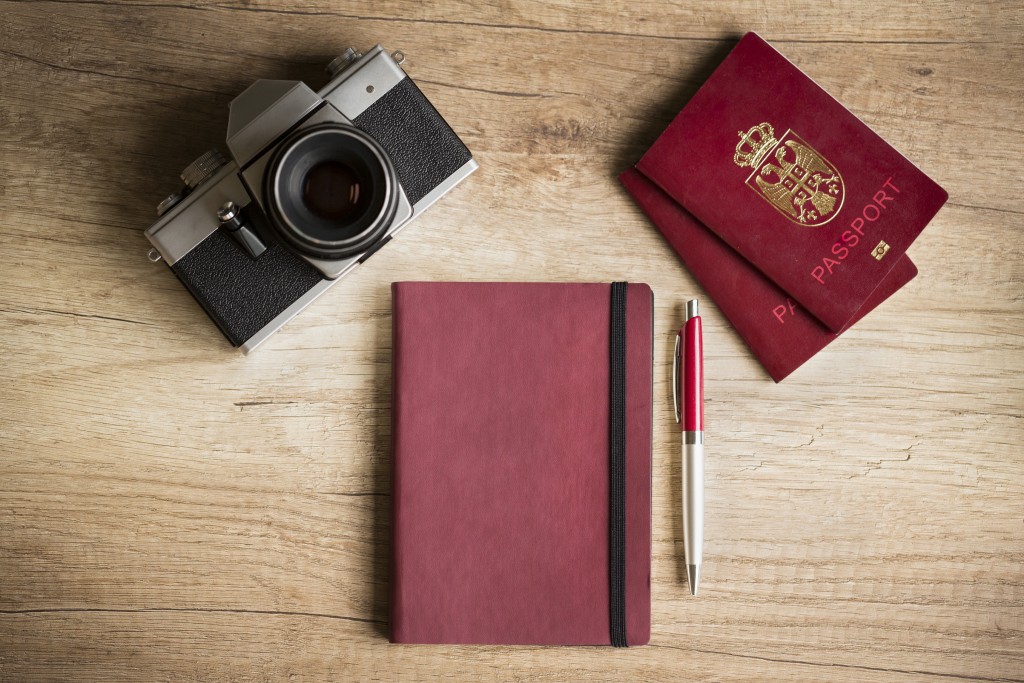 Câmera antiga, passaporte e um perfeito exemplo da flat lay com o tema turismo (foto: iStock/LuckyBusiness)