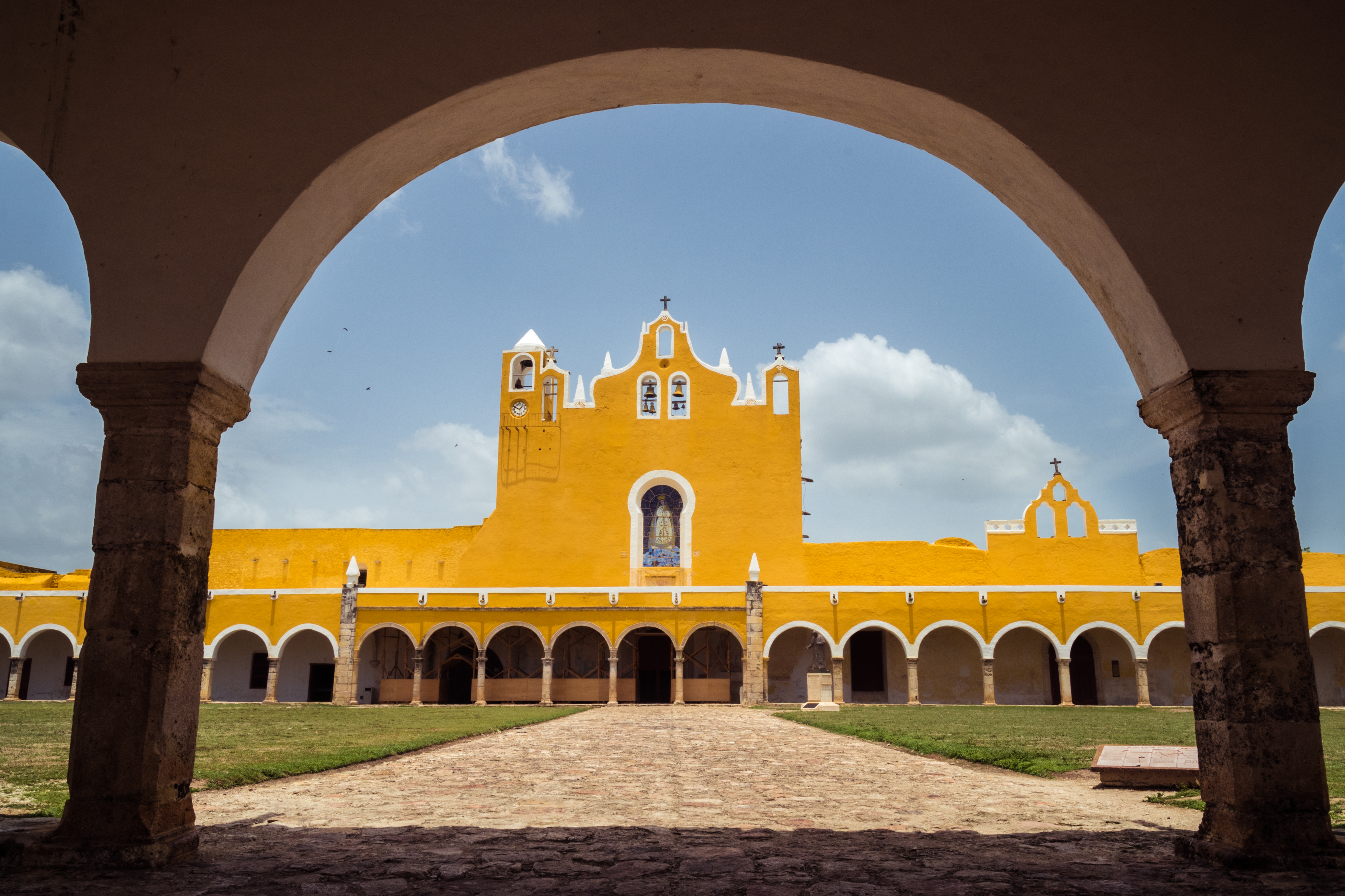 Na Península de Yucatán, Izamal é uma cidadezinha com apenas 15 mil habitantes – e camadas de história. Para os maias, Izamal era um centro de adoração ao deus Itzamná. Mas os colonizadores espanhóis chegaram, obrigaram a população local a destruir a principal pirâmide e a construir, bem em cima do lugar em que ela estava, o mosteiro franciscano que hoje é a principal atração do lugar. Para além desse passado tinhoso, Izamal é agora uma pequena joia do México colonial. Pacata e linda, com suas casas, igrejas e arcadas pintadas de um amarelo festivo
