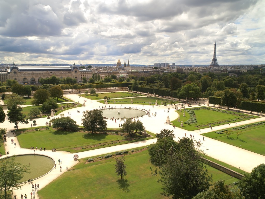 Vista aérea dos Jardim das Tulherias, com a Torre Eiffel e o Museu do Louvre ao fundo