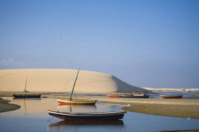 Entre as muitas dunas da Praia de Jericoacoara, a Duna do Pôr do Sol recebeu este nome pois atrai muitos turistas, por volta das 17h, para assistir ao sol se despedir da vila Entre as muitas dunas da Praia de Jericoacoara, a Duna do Pôr do Sol recebeu este nome pois atrai muitos turistas, por volta das 17h, para assistir ao sol se despedir da vila