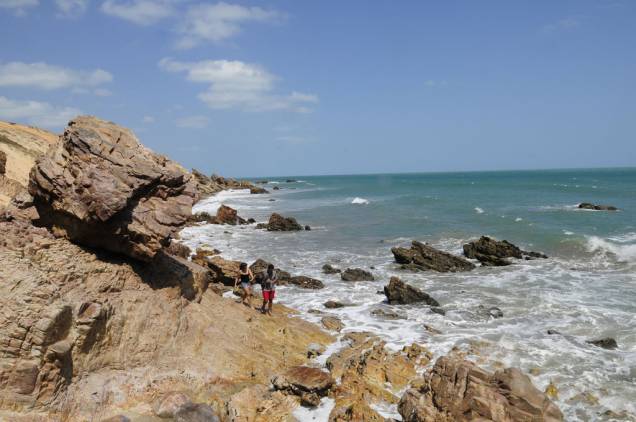 Não é possível o acesso de carro à Pedra Furada. Quem gosta de caminhar, pode ir até lá desde Jeri, passando pela Praia Malhada, quando a maré está baixa; em maré alta, a trilha deve ser feita pelo Morro do Serrote Não é possível o acesso de carro à Pedra Furada. Quem gosta de caminhar, pode ir até lá desde Jeri, passando pela Praia Malhada, quando a maré está baixa; em maré alta, a trilha deve ser feita pelo Morro do Serrote