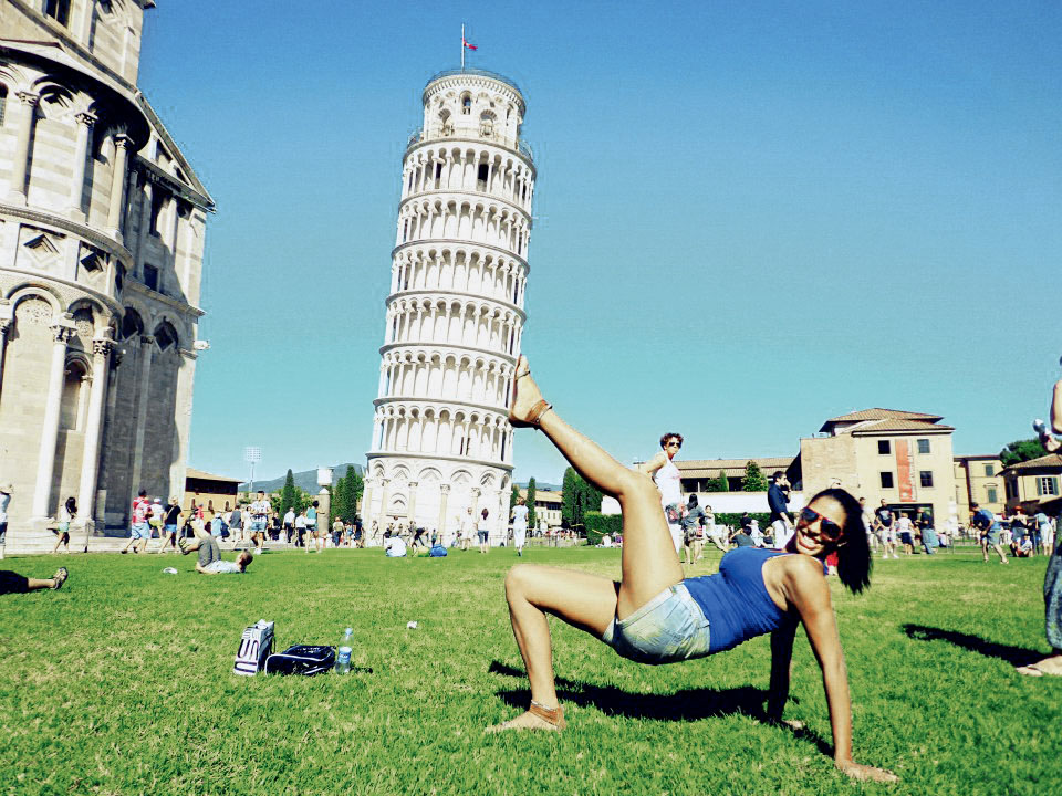 BEM NA FOTO: Jessyca Carneiro na Torre de Pisa, Itália