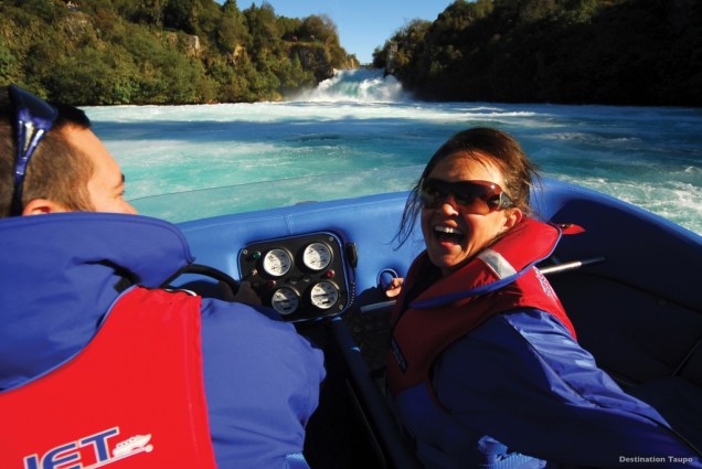 O jet boat de Huka Falls é uma das atrações de Lake Taupo, 80 km ao sul de Rotorua