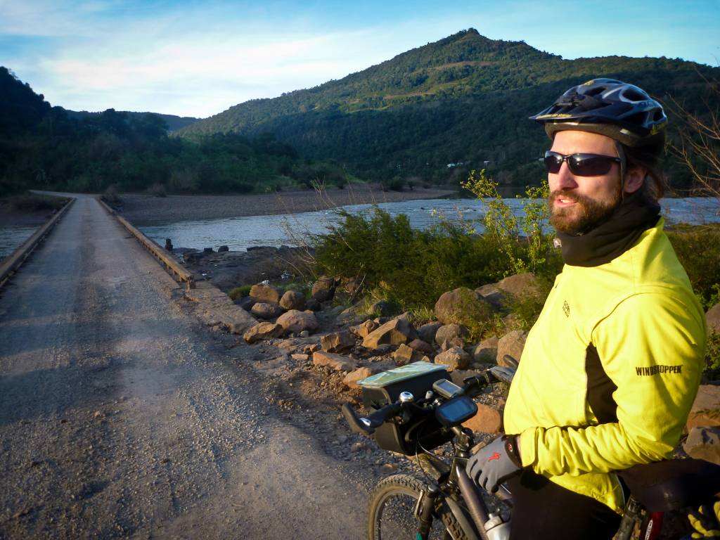 Jonatha Junge e sua bicicleta na Serra Gaúcha, Rio Grande do Sul