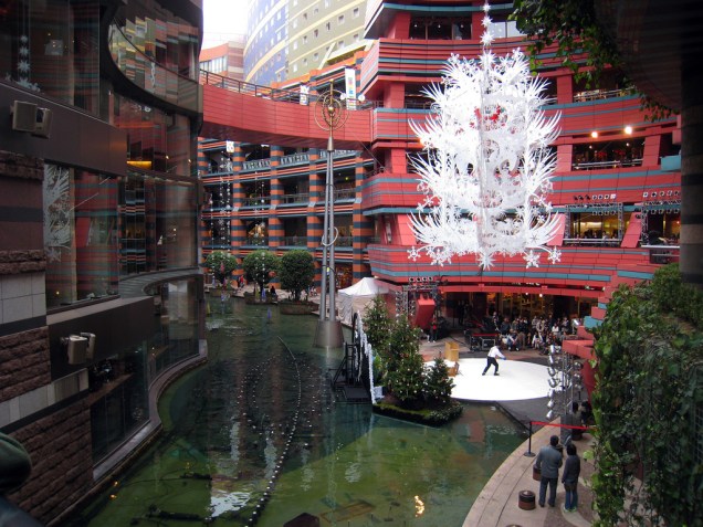O Canal City, em Fukuoka, é um grande complexo que reúne hotel, shopping center, teatros e cinemas