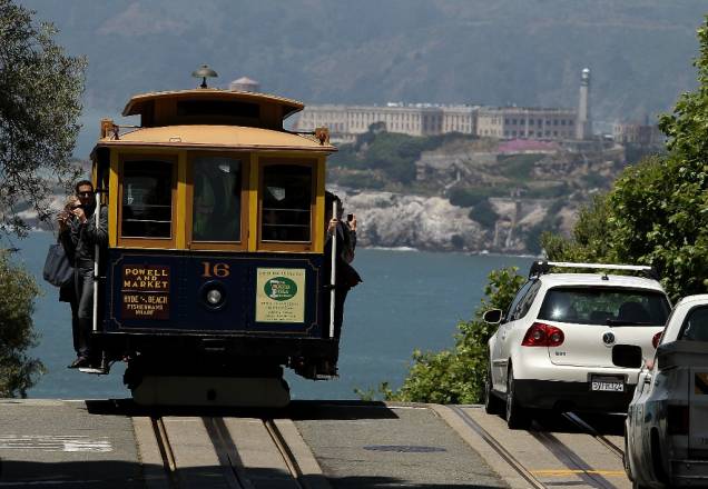 Bondinho funicular de San Francisco, com a ilha de Alcatraz ao fundo