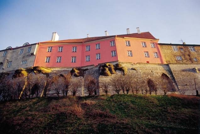 Toompea, a parte alta do centro histórico de Tallinn, é repleta de construções históricas, igrejas e edifícios governamentais Toompea, a parte alta do centro histórico de Tallinn, é repleta de construções históricas, igrejas e edifícios governamentais