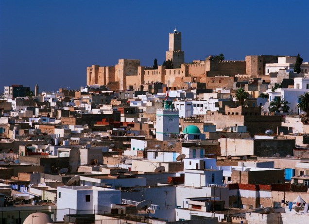 Sousse, 140 quilômetros ao sul de Túnis, tem suas origens traçadas até os fenícios, no século 11 a.C. A aliança com Roma durante as guerras púnicas evitou sua destruição, mas no século 7 de nossa era o Islã chegou à região, levantando as muralhas da medina e a casbah
