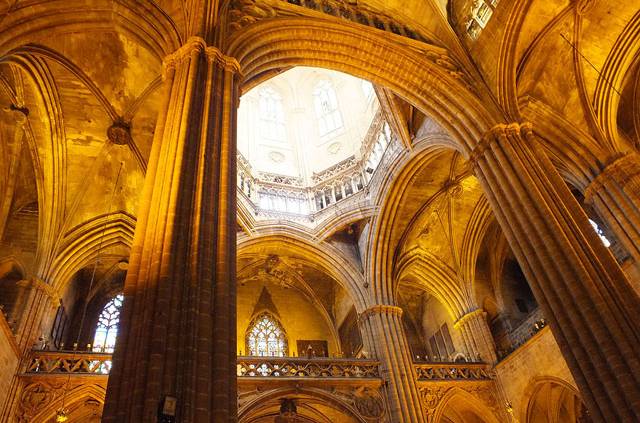 A construção gótica não é tão famosa quando a Sagrada Família, mas mesmo assim, é grandiosa! (foto: Flickr/Creative Commons/amaianos)