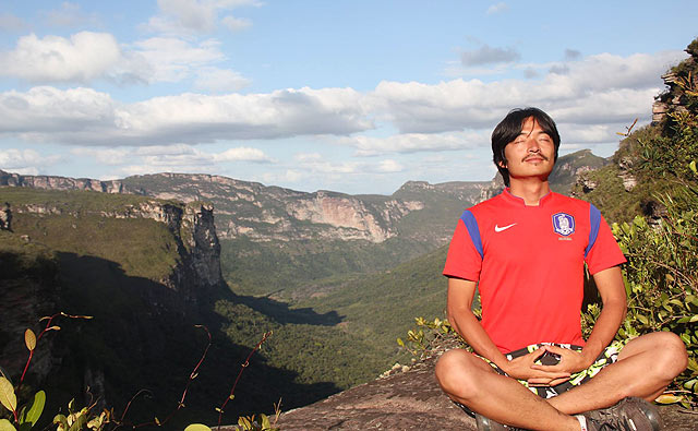 Kim medita no alto da Chapada Diamantina (foto: arquivo pessoal/Jeong Hwan Kim/Facebook)