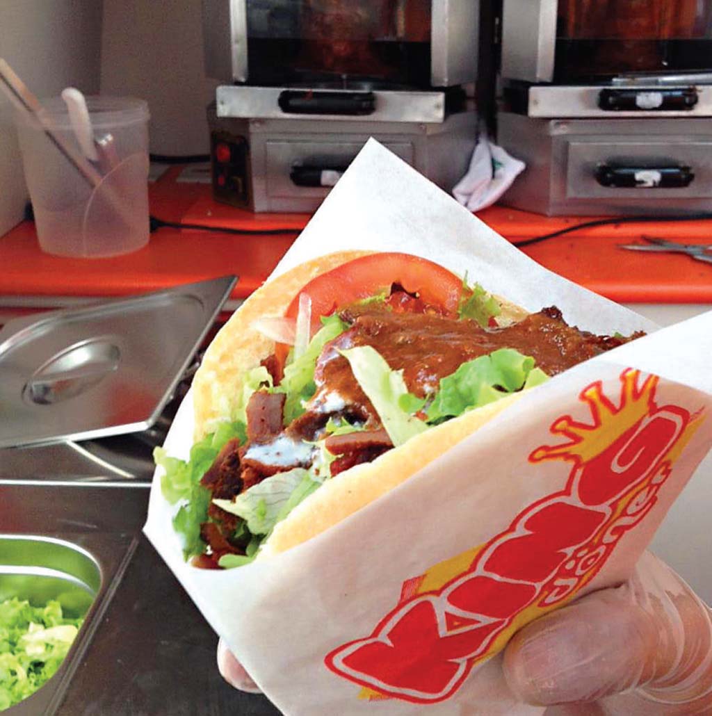 Kebab de alcatra com alface e tomate da kebaberia móvel King Döner, novidade em São Paulo Kebab de alcatra com alface e tomate da kebaberia móvel King Döner, novidade em São Paulo