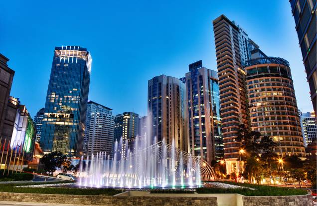Cosmopolita, a cidade tem arquitetura moderna e tem diversos shoppings e restaurantes. Cosmopolita, a cidade tem arquitetura moderna e tem diversos shoppings e restaurantes.