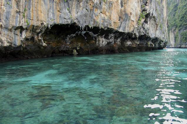 A praia Maya Bay exibe águas cristalinas, perfeitas para um mergulho A praia Maya Bay exibe águas cristalinas, perfeitas para um mergulho